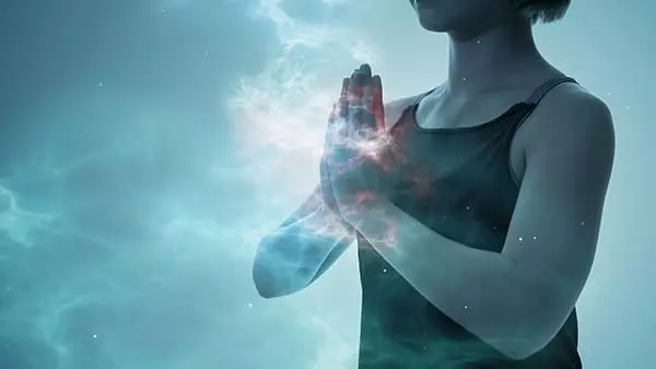 一位雙手合十運氣產生能量的修練者