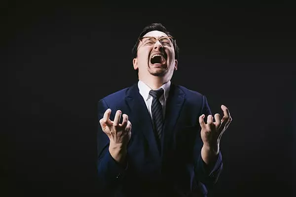 一個穿著西裝難過大叫希望覺醒的中年男子