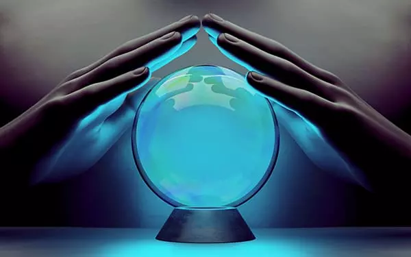 雙手中的水晶球透出藍色能量的光芒